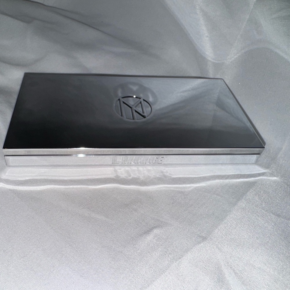 IL MAKIAGE Silver and Black Compact